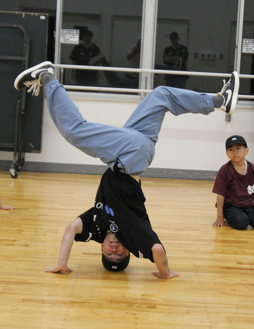 ヘッドスピンの基本を指導するKaku