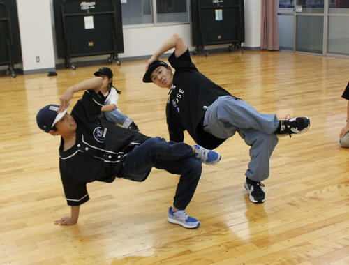 子どもと一緒に踊りながら指導する2GOO（右）