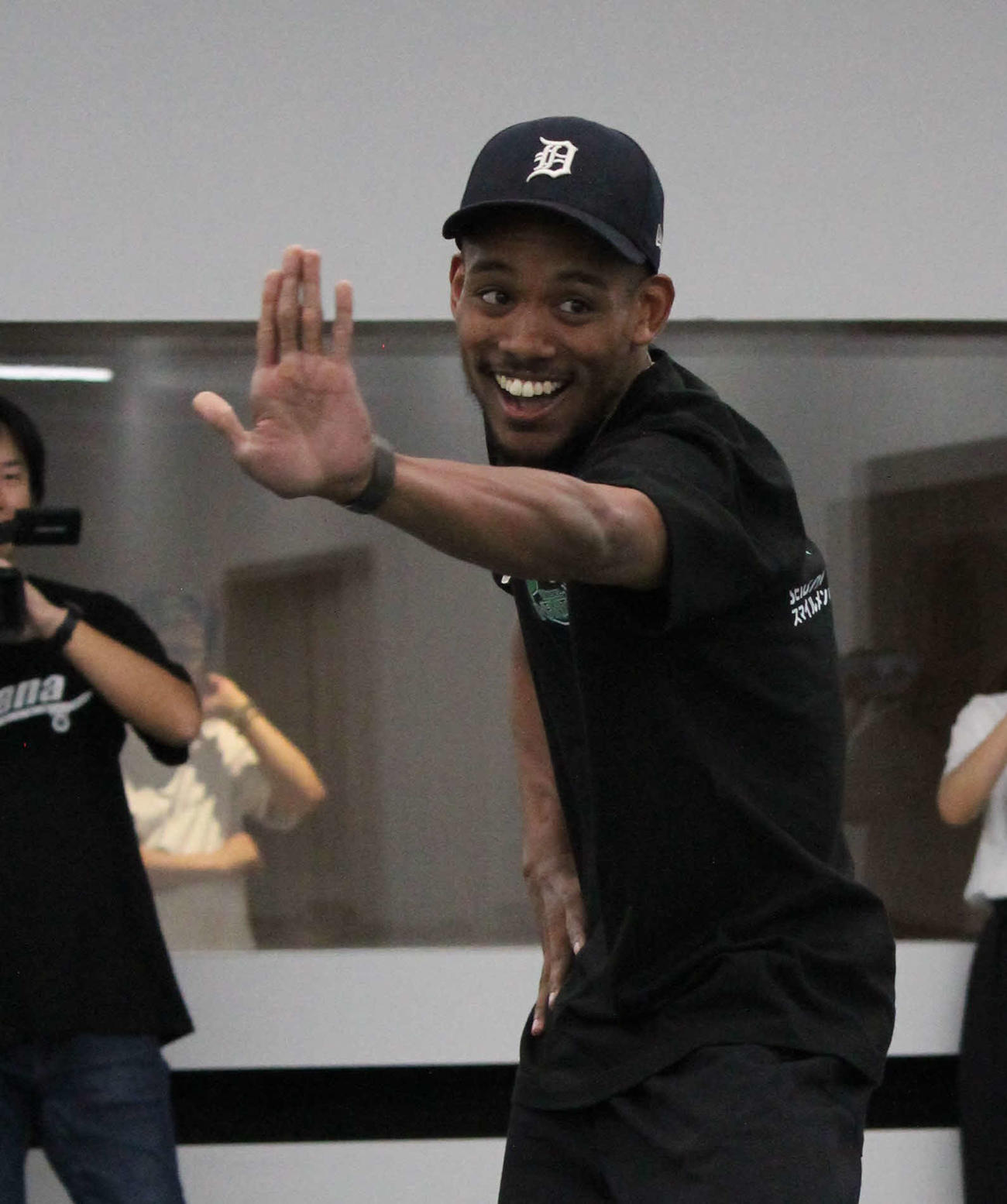 リーダーNICOLASはダンスとトークでイベントを盛り上げた
