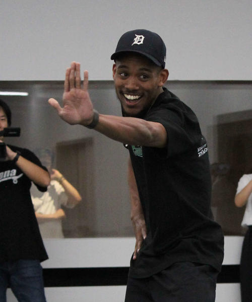 リーダーNICOLASはダンスとトークでイベントを盛り上げた