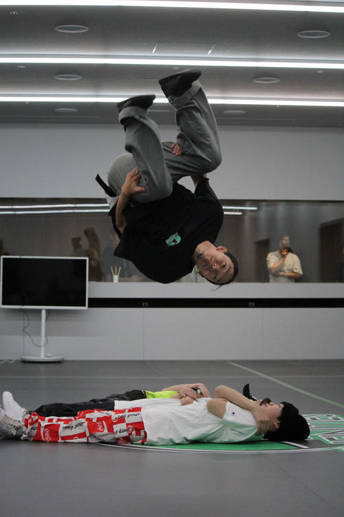 SEIYAは、仰向けに横たわるファンの上空をジャンプ