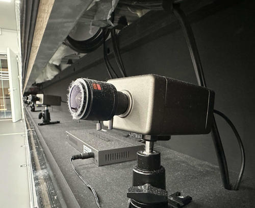 新しいスタジオには360度全面にカメラが設置されている