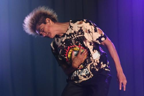 ディレクターJUNは静かに激しくダンスした