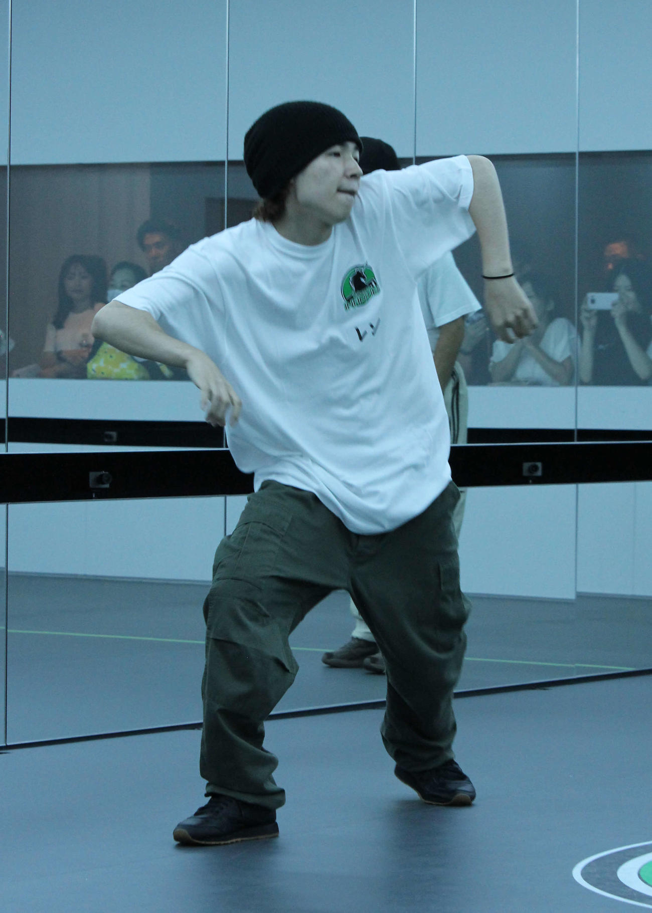 ダンスを披露するLEN