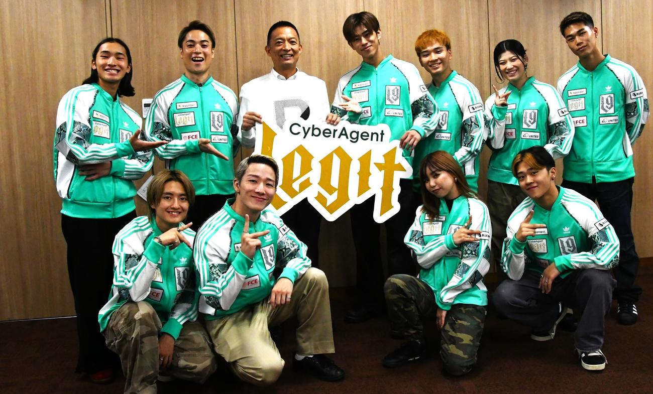 CyberAgent Legitのメンバーは渋谷区の長谷部健区長（後列左から3人目）を表敬訪問した（撮影・久我悟）