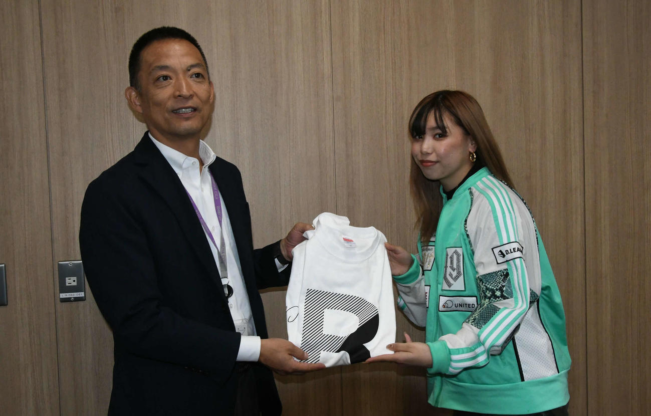enaは長谷部区長にLegitオリジナルTシャツをプレゼント