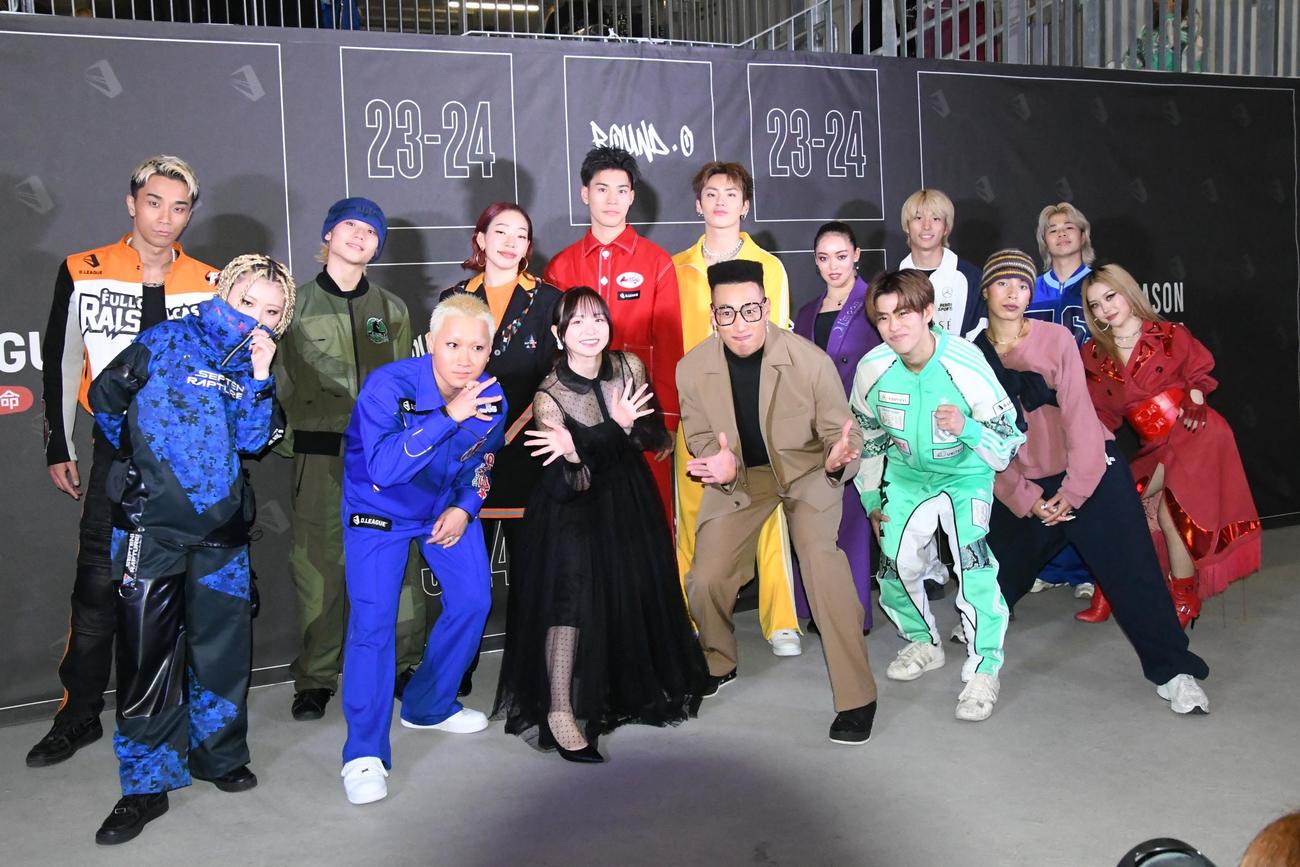 「D.LEAGUE 23－24 ROUND.0」に出演した各チームのリーダーとMCの森香澄（前列左から4人目）と関口メンディー（同3人目）