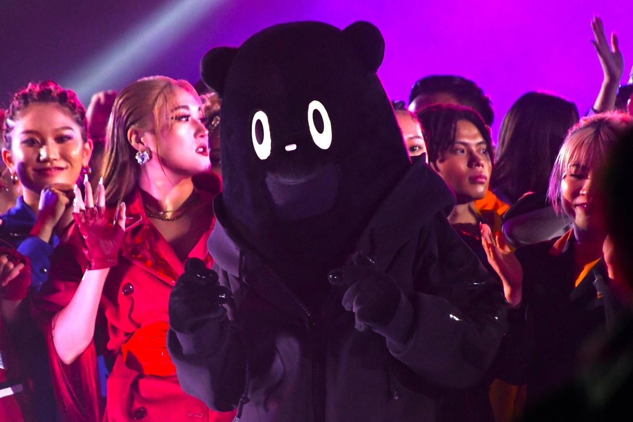 オフィシャルマスコットにまだ名前はない。「Deery」「ダンスケ」「DIG」から投票で決定する