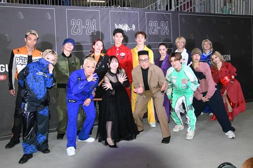 「D.LEAGUE 23－24 ROUND.0」に出演した各チームのリーダーとMCの森香澄（前列左から4人目）と関口メンディー（同3人目）