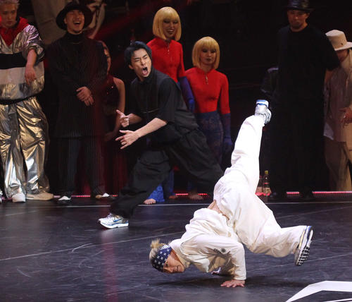 2ndサイファーで同率1位のKOS〓（アキュートアクセント付きE）8ROCKS、taichi（右）とYU－KI