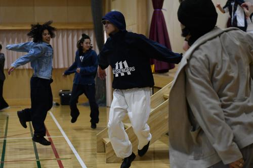 個々のスタイルでケン、ケン、パーをするうちにダンスができあがっていった