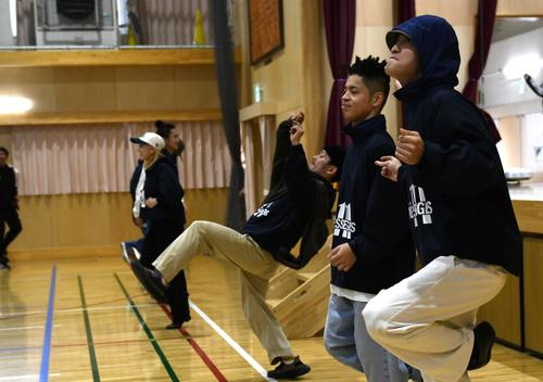 DYM MESSENGERSは中学生へのダンス指導を「ケン、ケン、パー」から始めた