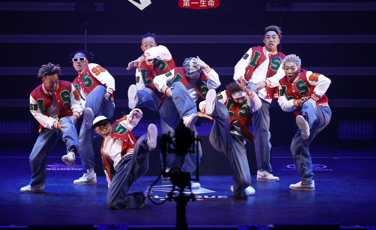 SEGA SAMMY LUXは履くと踊り出すダンシングスニーカーを熱演。スイープで勝利した（C）D.LEAGUE 23－24