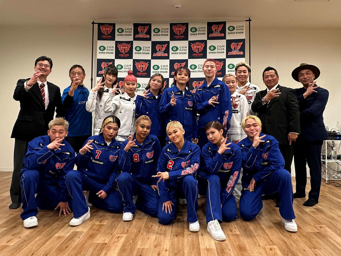 コンパスダンススタジオで記念写真におさまるKADOKAWA DREAMSと関係者