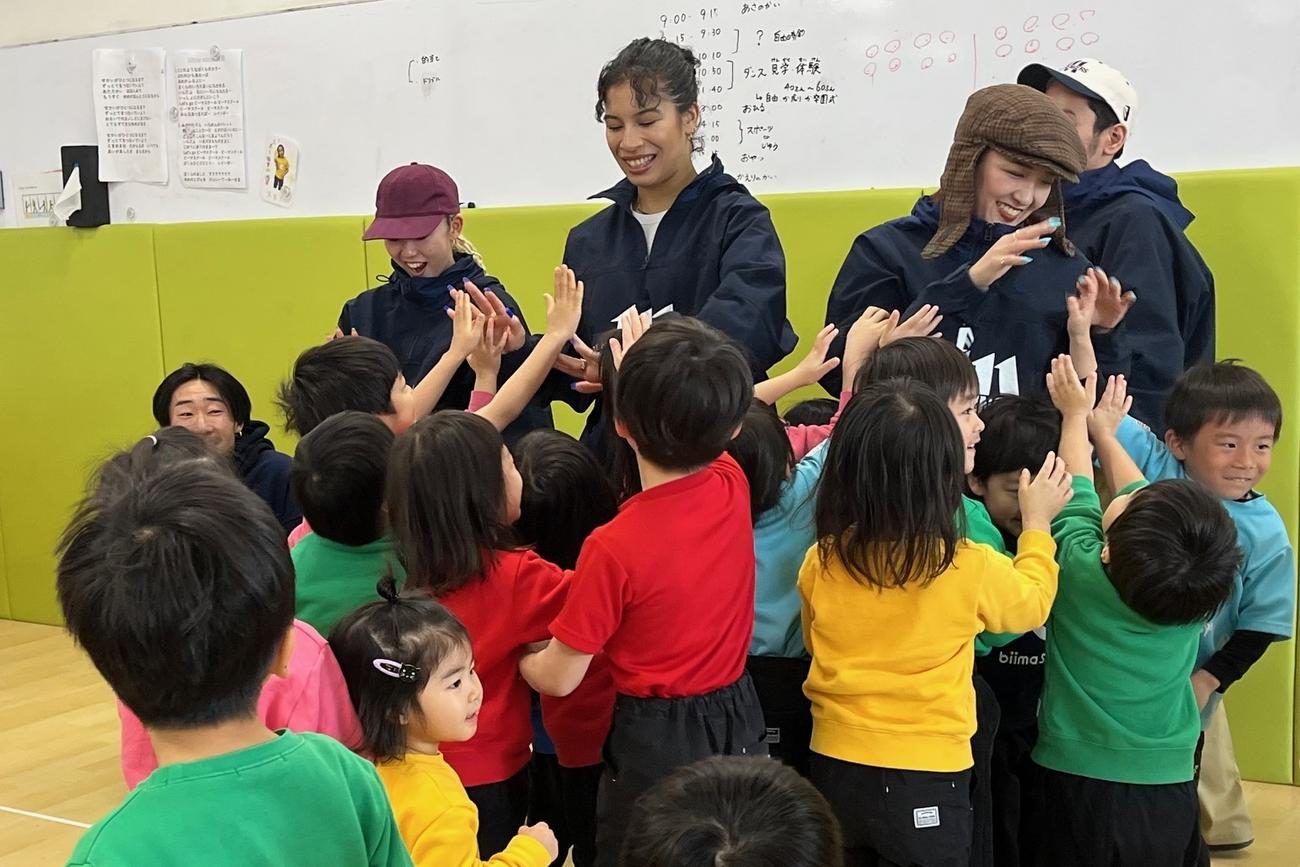 〝ダンスのお姉さん〟となった（左から）莉多、Yasmin、HANAは園児と、さよならハイタッチをかわした