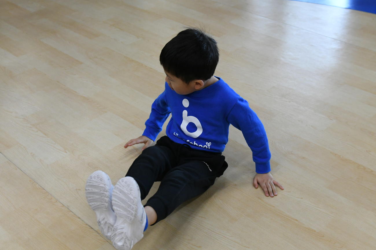 メンバーのブレイキンをまねして、お尻を支点にゆっくりクルッと回った男の子も登場！　気分はすっかりBBOYだ！！