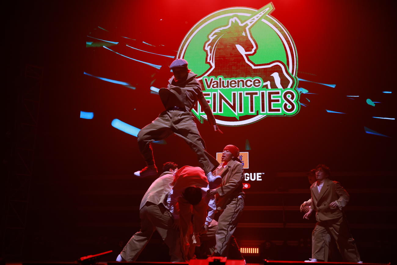 負けじとValuence INFINITIESのメンバーもダイナミックなダンスを披露して3位に浮上した　©D.LEAGUE 23-24