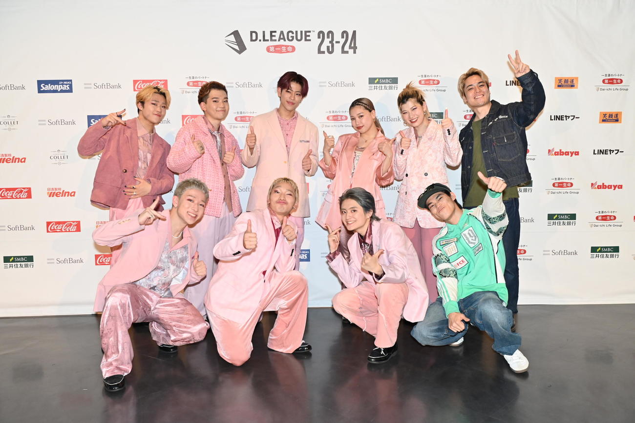 レギュラーシーズン連覇を喜ぶCyberAgent Legit。前列左から地獄、1ch、KAI→、B BOY SHOSEI、後列左からKANATO、ATO、TAKUMI、ena、AYUNA、FISHBOY　（C）D.LEAGUE 23－24