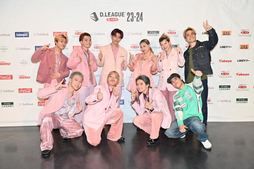 レギュラーシーズン連覇を喜ぶCyberAgent Legit。前列左から地獄、1ch、KAI→、B BOY SHOSEI、後列左からKANATO、ATO、TAKUMI、ena、AYUNA、FISHBOY　（C）D.LEAGUE 23－24