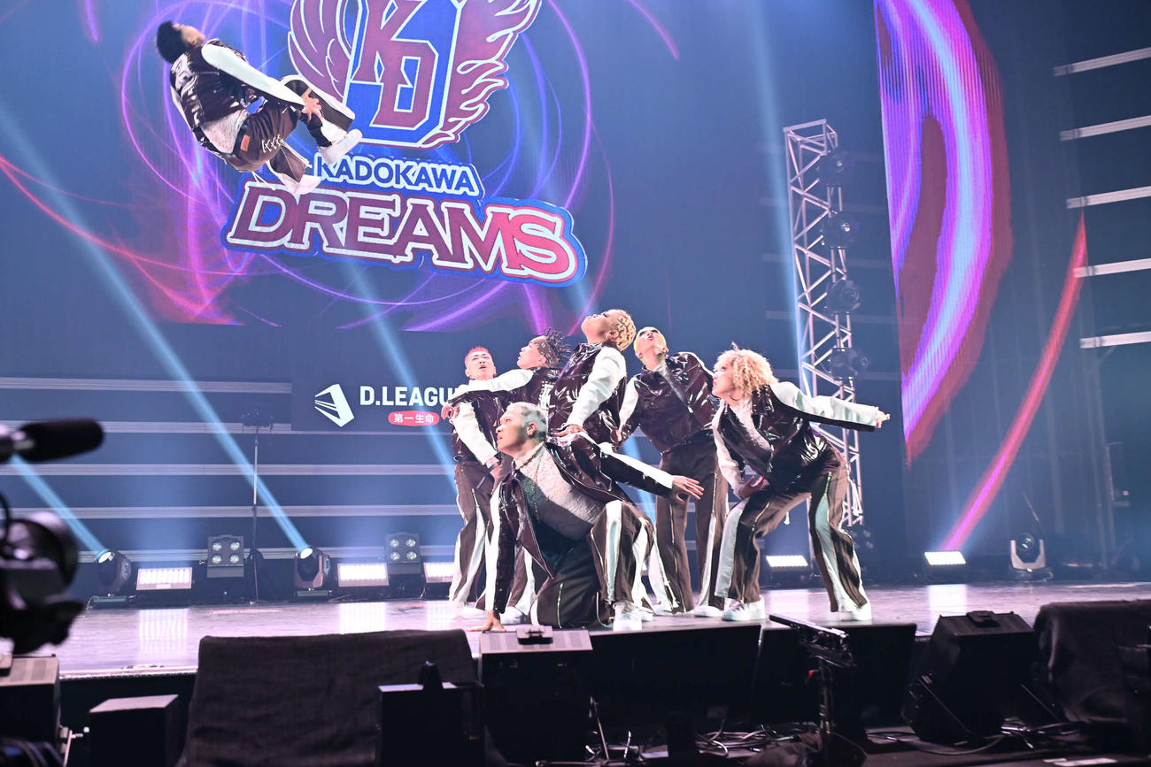 KADOKAWA DREAMSのTSY（左）が2回宙返りを決める（C）D.LEAGUE 23－24
