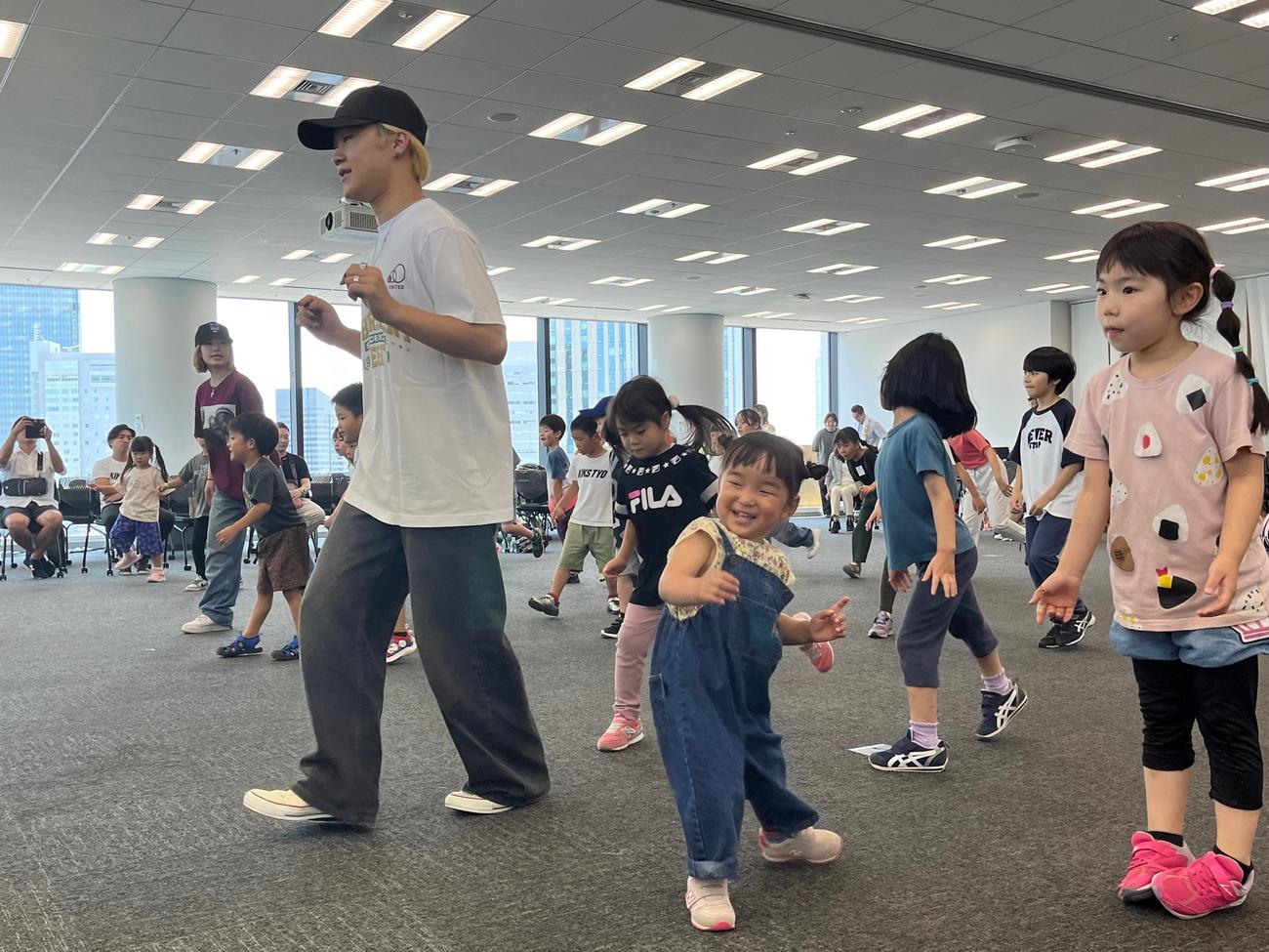 ちっちゃい子は見ているだけのはずが…KANATOと一緒にダンス！