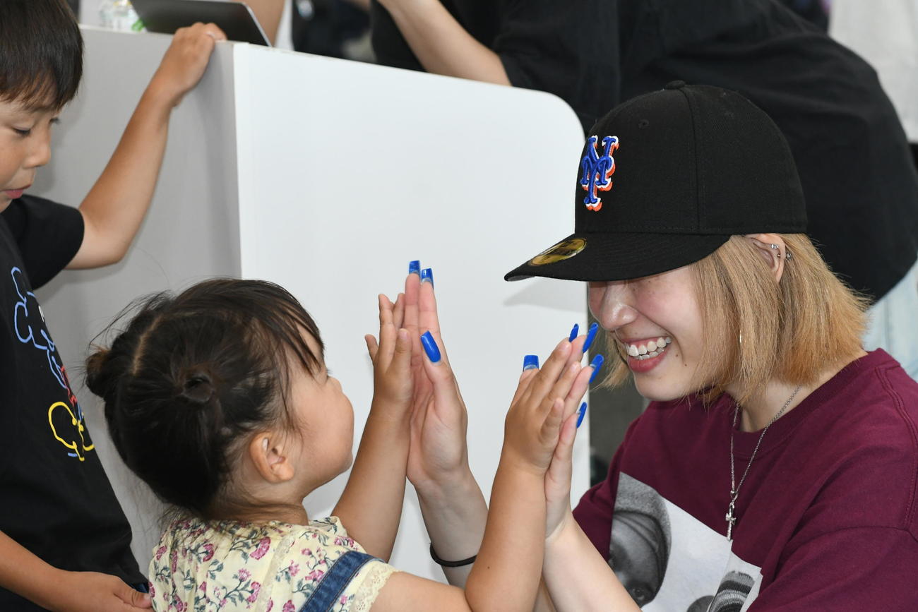 AYUNAの青いネイルとハイ!　タッチ!!