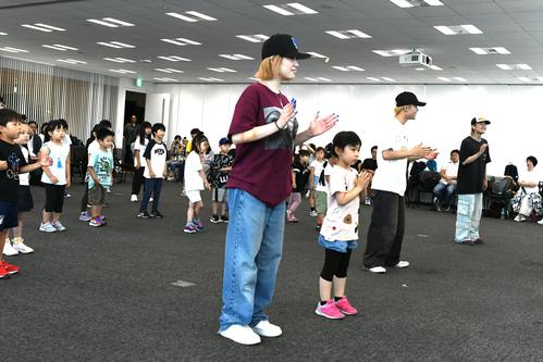 いつのまにかAYUNAの横でレッスンを受けてるね