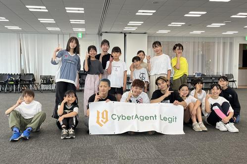 小4から高校生の参加者。最前列のフラッグを持つのは（左から）1ch、ATO、BBOY SHOSEI