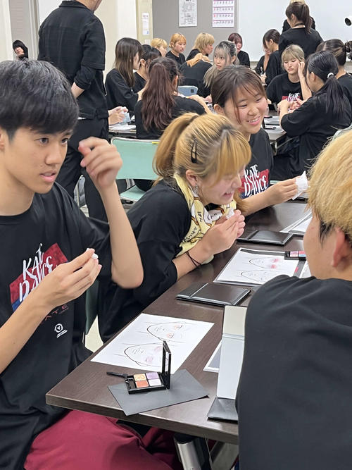 TEAM KATEが準備したメーク道具を手に、男子も女子もメーク講座を受けた
