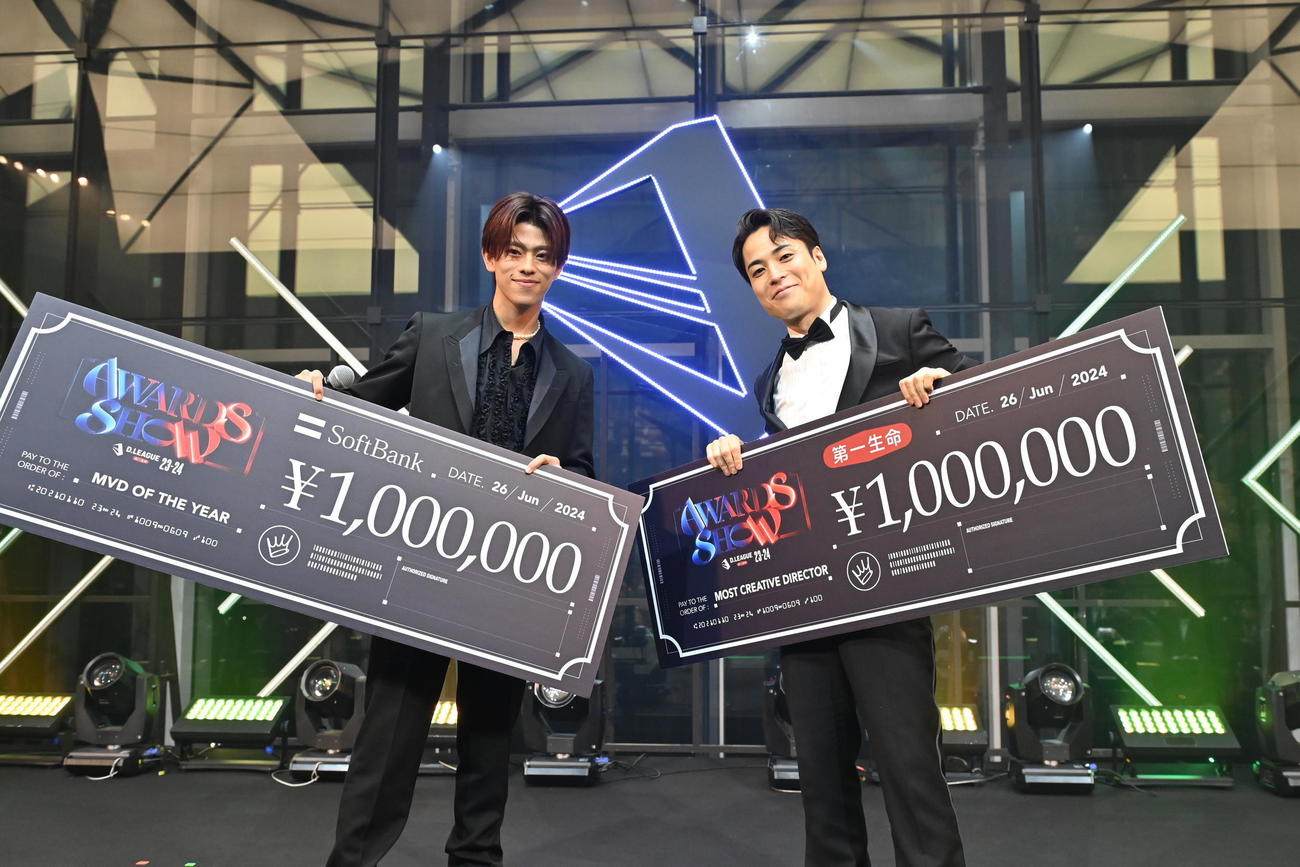MVD OF THE YEARに選出されたTAKUMI（左）とMOST CREATIVE DIRECTORのFISHBOY。CyberAgent Legitのレギュラーシーズン2連覇の立役者だ（C）D.LEAGUE 23－24