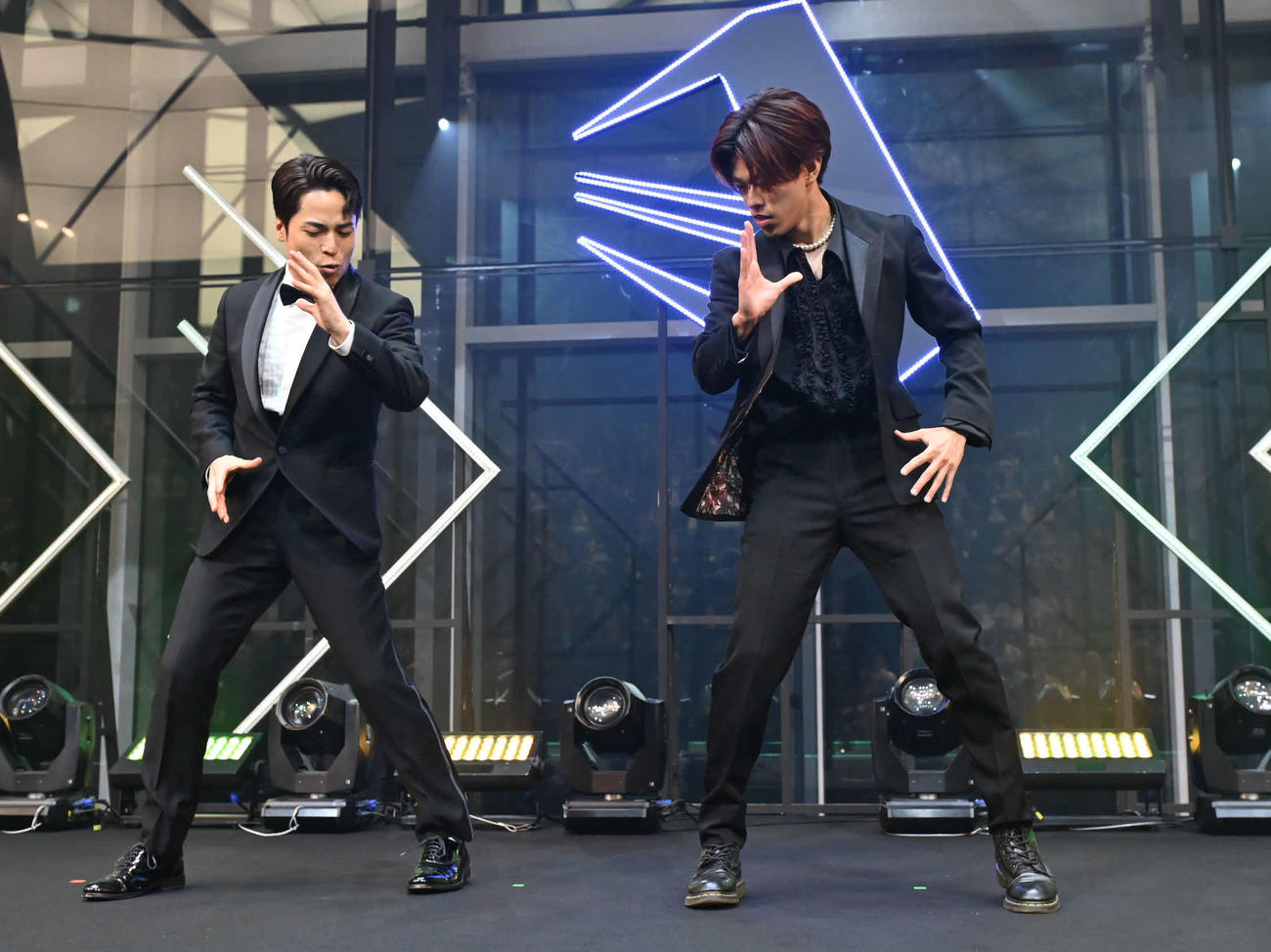 TAKUMI（右）とFISHBOYは受賞記念のダンスを即興で踊った（C）D.LEAGUE 23－24