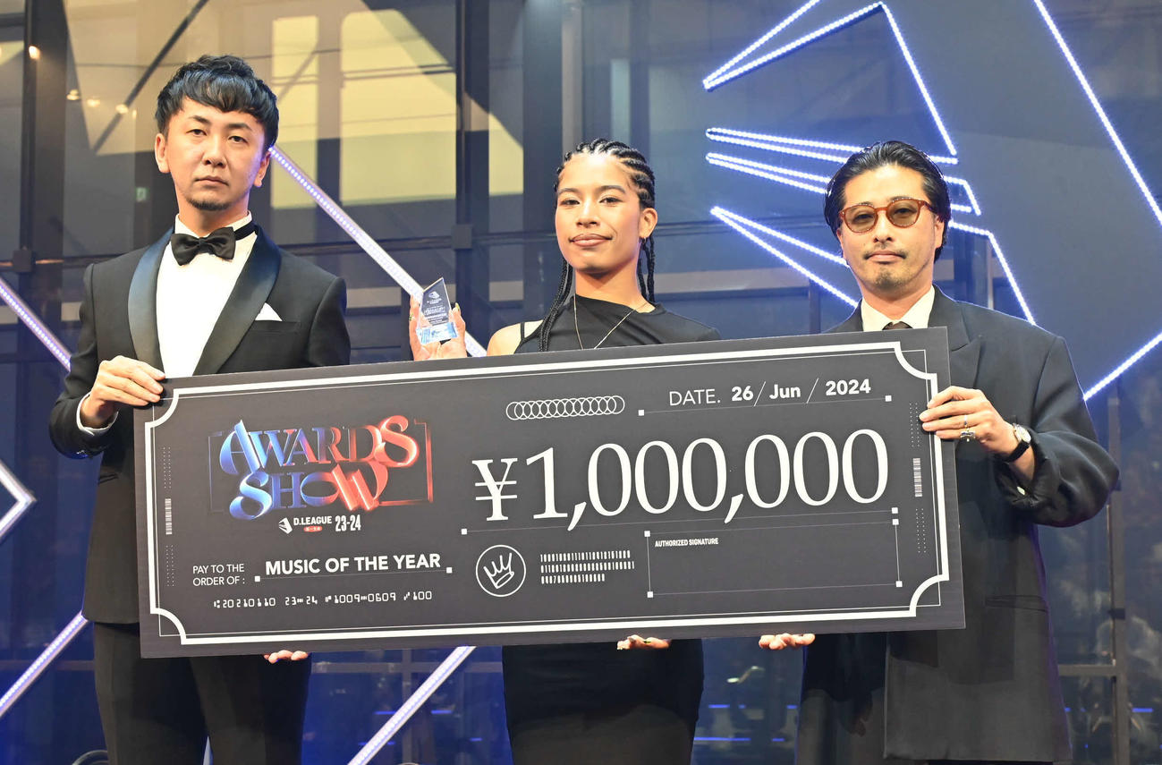 MUSIC OF THE YEARを受賞したDYM MESSENGERSのYasmin（中央）とディレクターのTAKUYA。左はD.LEAGUEの神田勘太朗COO（C）D.LEAGUE 23－24