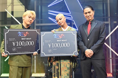 BEST BOUTを受賞したCyberAgent LegitのKANATO（左）とKADOKAWA DREAMSのMINAMI。右はプレゼンターのSAM（C）D.LEAGUE 23－24