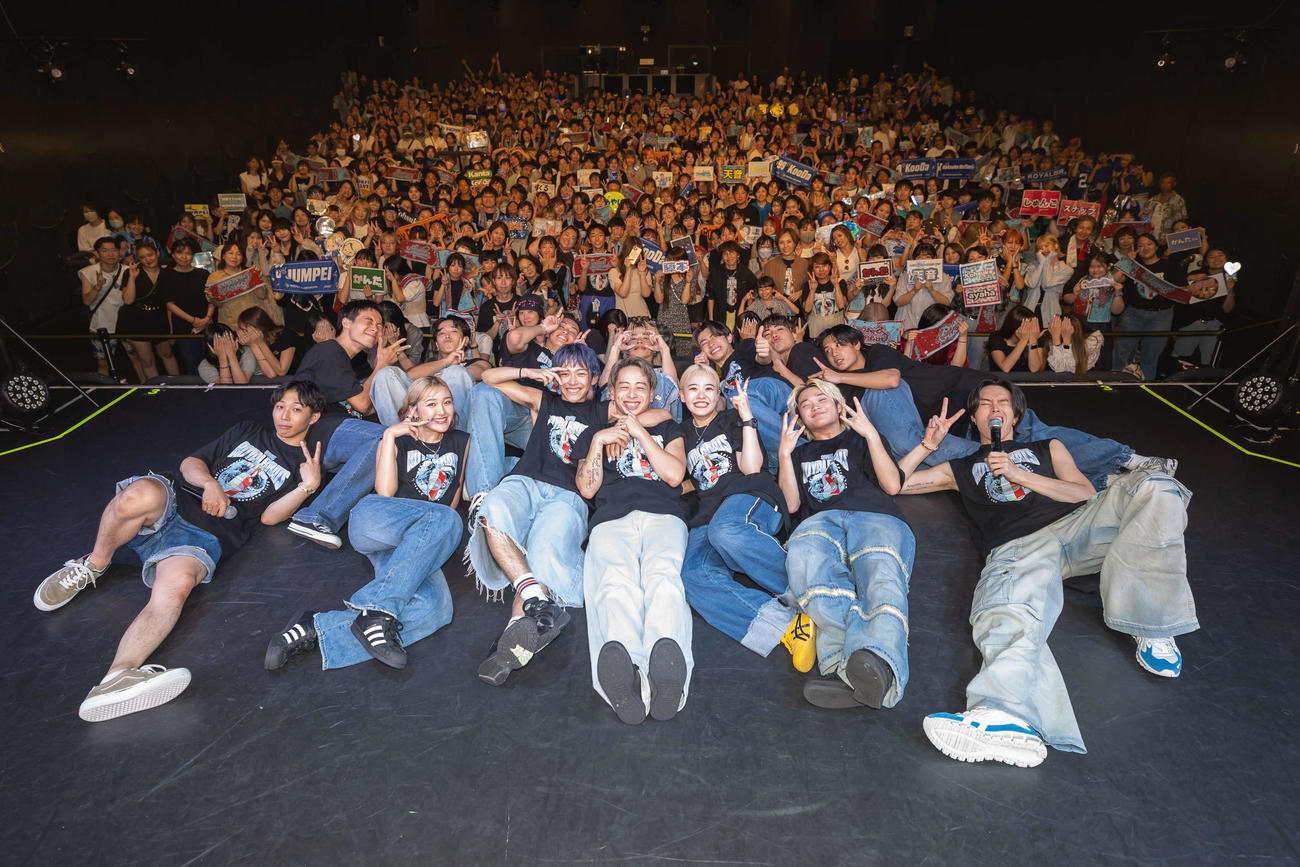ライブツアーの客席と一緒に記念撮影したavex ROYALBRATS