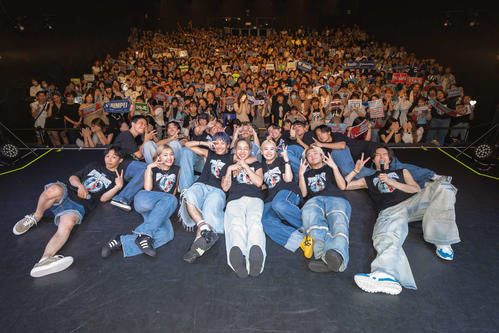 ライブツアーの客席と一緒に記念撮影したavex ROYALBRATS