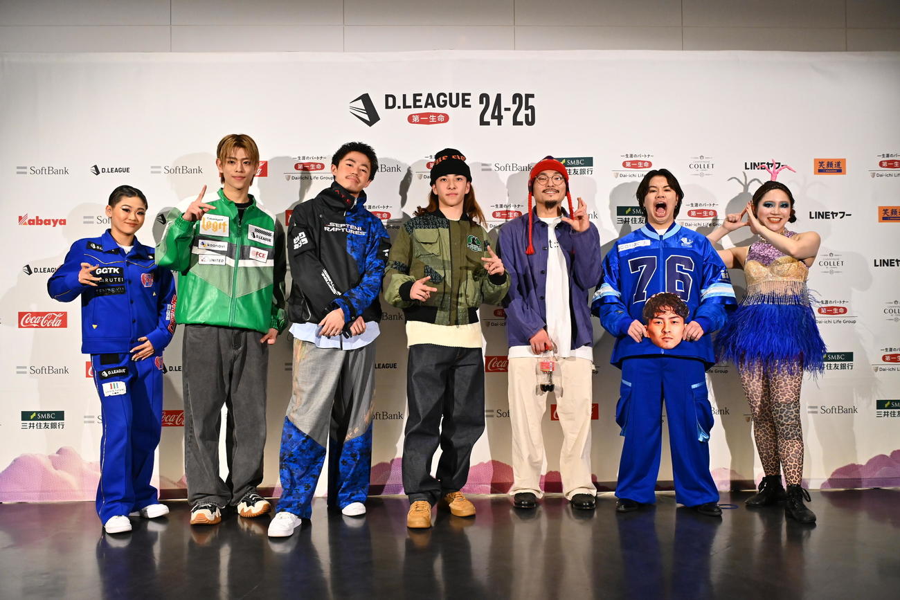 ROUND.6の勝利チーム代表者。左からKDのKISA、LegitのTAKUMI、RAPTURESのTAKORON、INFINITIESのTSUKKI、List::XのSHO－HEY、aRBのJUMPEI、アルトリのCHIHIRO　（C）24－25SEASON