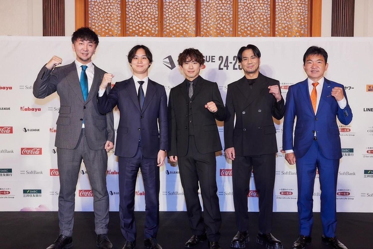 25－26SEASONの体制が発表された。左から神田勘太朗COO、M＆A総研ホールディングス佐上竣介社長、NAOTO、HIRO、平野岳史CEO　（C）D.LEAGUE 25－26