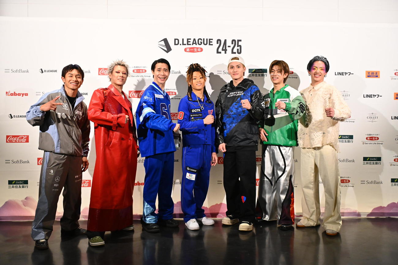 勝利チームの代表者。左から8ROCKS・Shigekix、MONOLIZ・YOICHIRO、aRB・かばお、KD・HINATA.M、RAPTURES・AOI、Legit・TAKUMI、Lux・TAKI　（C）D.REAGUE24－25