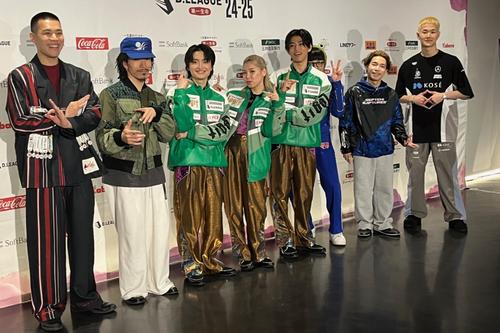 csに進出するチームの代表者が集まった会見で、右から5人目のLegit・TAKUMIの背後に、KD・KELOが…