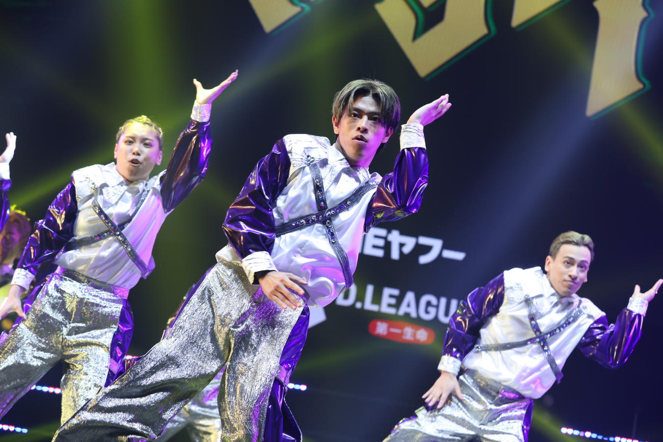 ファイナルで踊るCyberAgent Legit。左からena、TAKUMI、Chris Ackey　（C）D.REAGUE 24－25