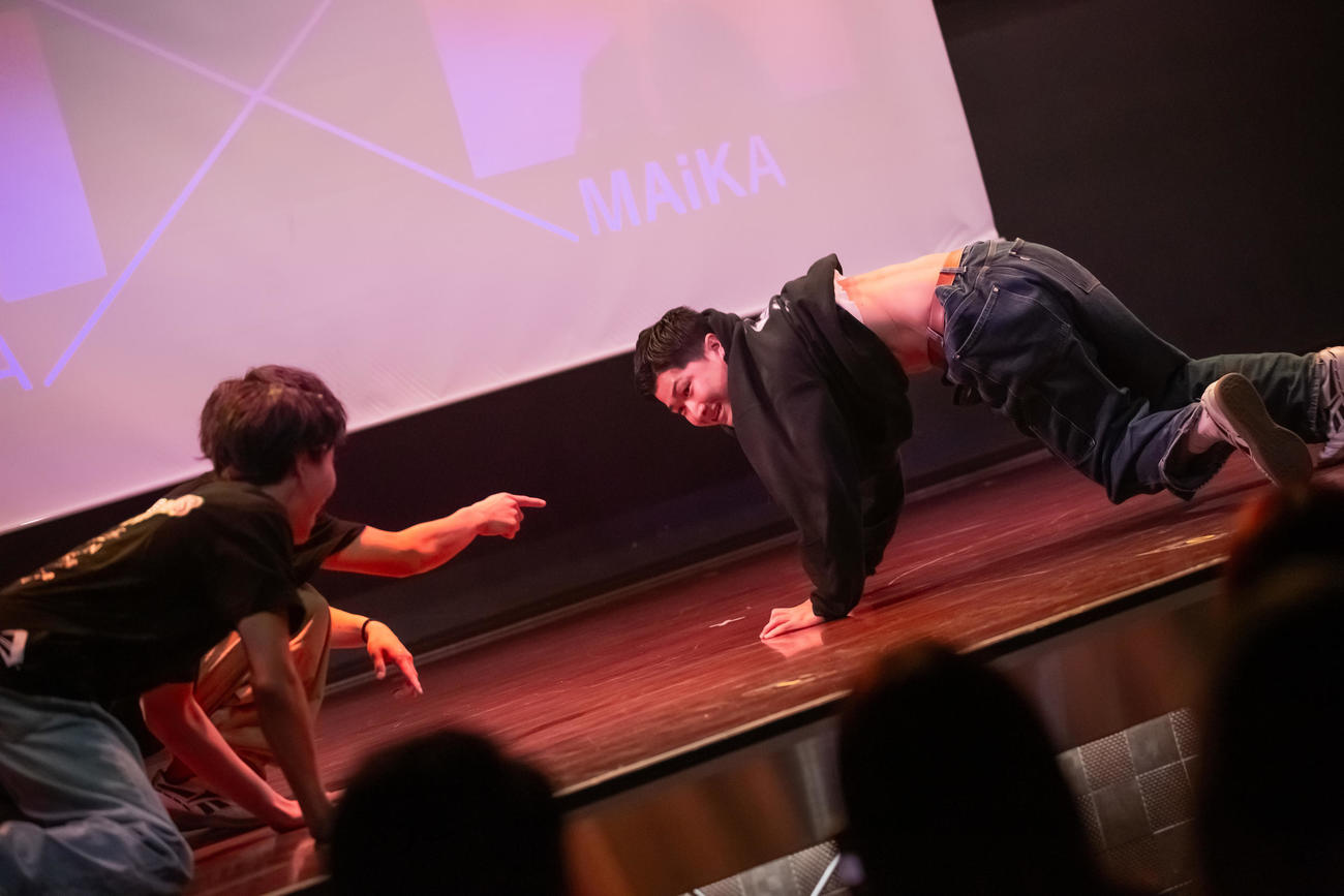 確かにRYOGA（右）のひじもひざもフロアについていない　（C）Valuence INFINITIES