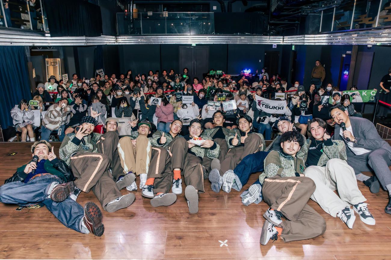 会場と集合写真を撮りましょう！　（C）Valuence INFINITIES