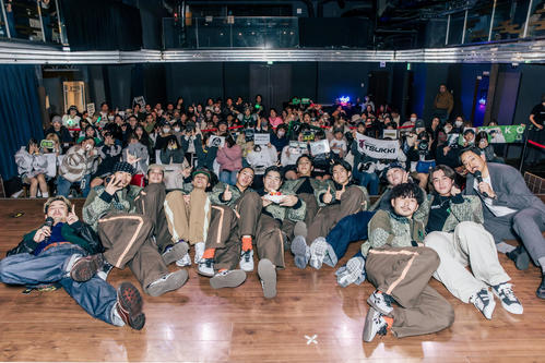 会場と集合写真を撮りましょう！　（C）Valuence INFINITIES