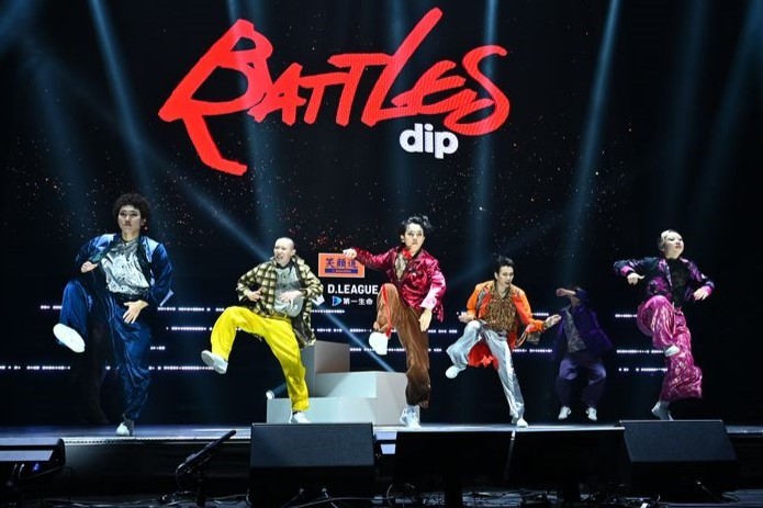 dip BATTLESのSPダンサーを務めた宮近海斗（中央）　（C）D.REAGUE25－26