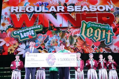 シーズン優勝を達成したCyberAgent LegitのリーダーTAKUMI（中央）は優勝賞金500万円を受け取った（C）D.LEAGUE25⁻26