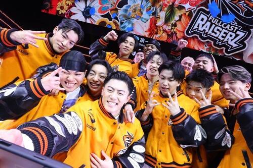 レギュラーシーズン優勝の記念撮影を終えたFULLCAST RAISERZのメンバーは、ステージ上で自撮りして大騒ぎ（C）D.REAGUE25－26