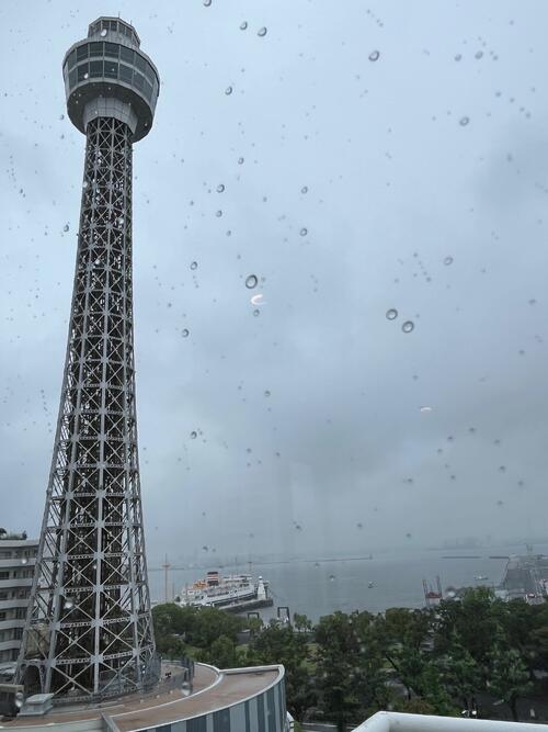 あいにくの雨でも併設のカフェから横浜マリンタワーがくっきり