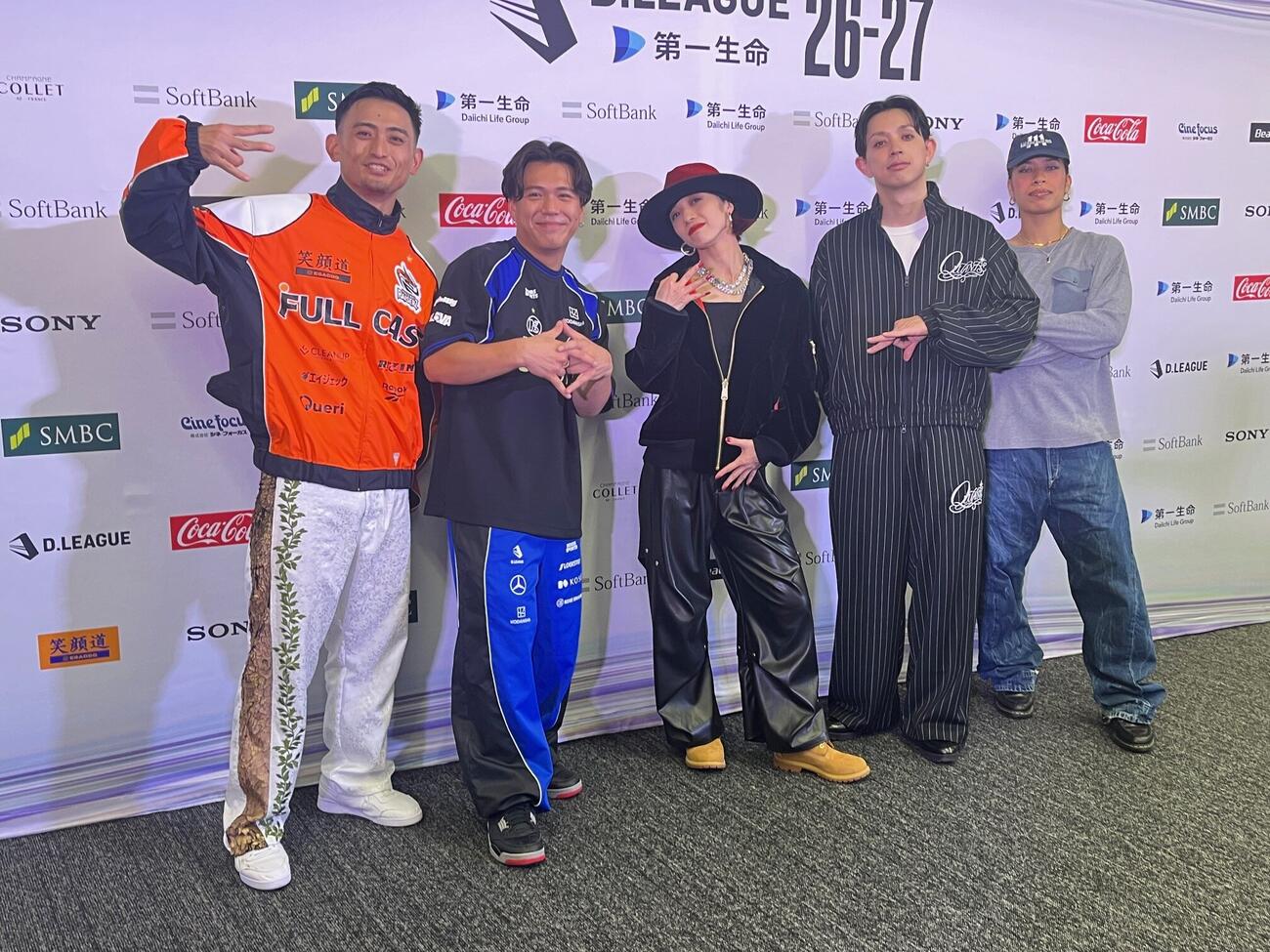 ROUND.1BLOCK VIBEの勝利チーム。左からINFINITY TWIGGZ（FULLCAST RAISERZ）、ISSEI（KOSE 8ROCKS）、AKI(BREXA EDGE）、NAOTO（M＆A SOUKEN QUANTS）、Yasmin（DYM MESSENGERS）