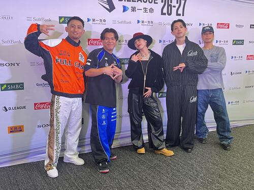 ROUND.1BLOCK VIBEの勝利チーム。左からINFINITY TWIGGZ（FULLCAST RAISERZ）、ISSEI（KOSE 8ROCKS）、AKI(BREXA EDGE）、NAOTO（M＆A SOUKEN QUANTS）、Yasmin（DYM MESSENGERS）