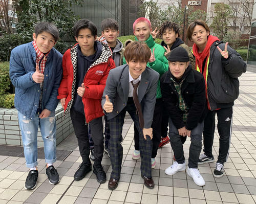 日本テレビ系ドラマ「3年A組－今から皆さん、人質です－」に片寄涼太（中央）とともに出演したEXPGの生徒たち